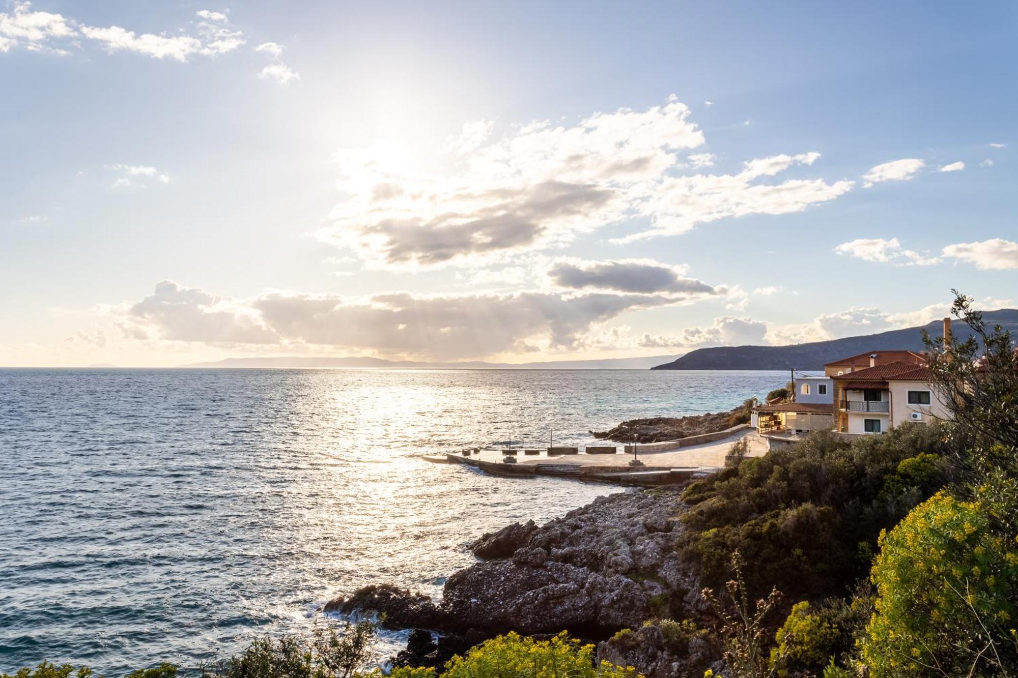 Sunset Serenity - Kardamili Seaside Getaway Exterior foto